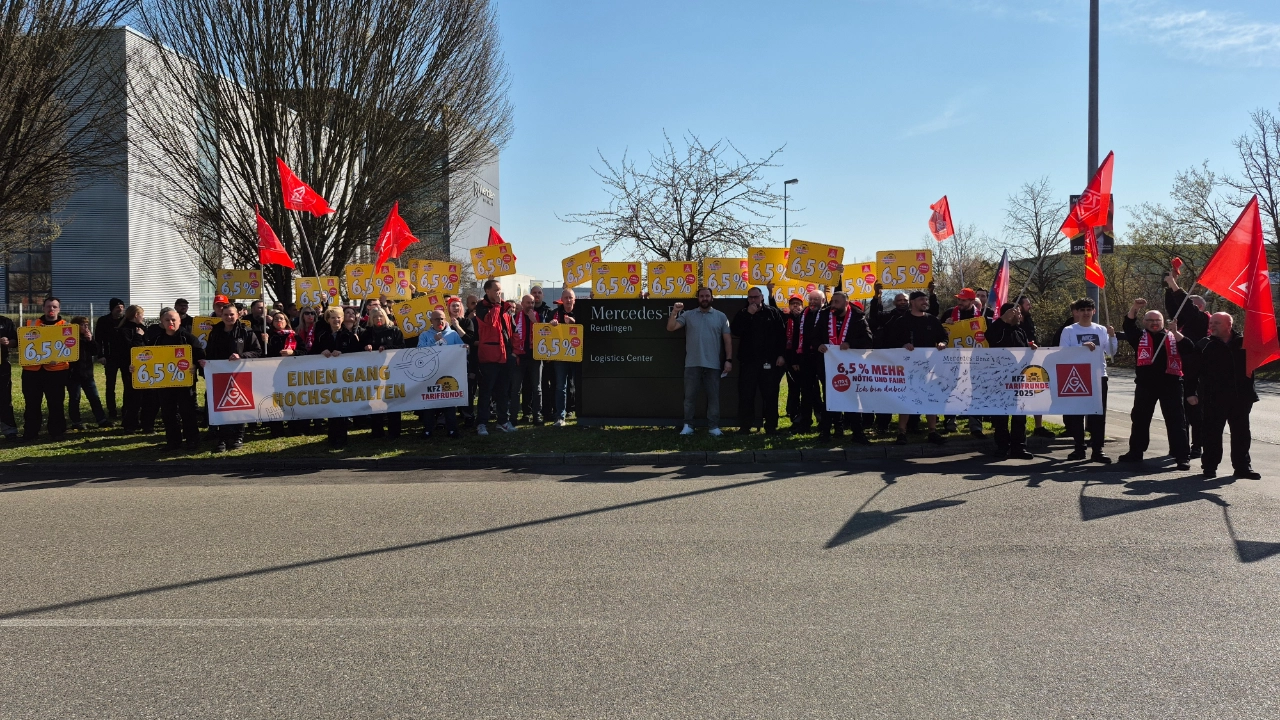 Warnstreik der Beschäftigten des Mercedes-Benz Logistik-Centers in Reutlingen im April 2025
