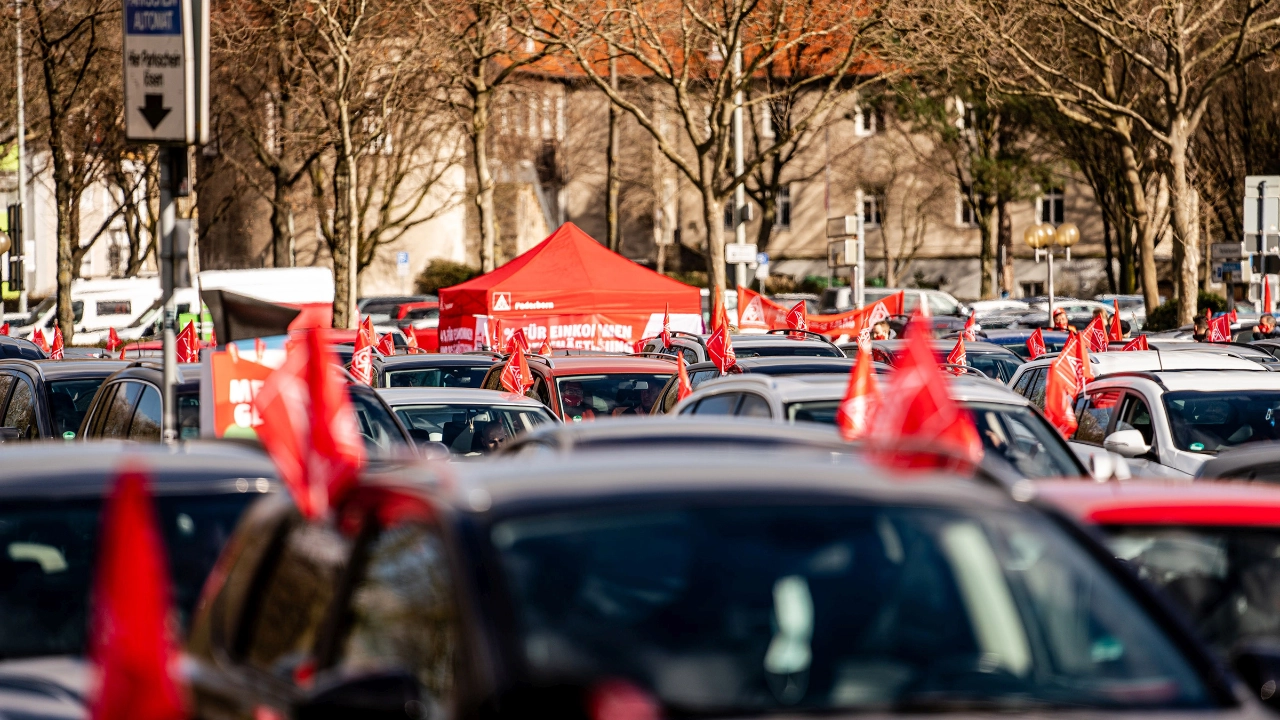 Beschäftigte bei Aktion zur Tarifbewegung 2021 in Autokino