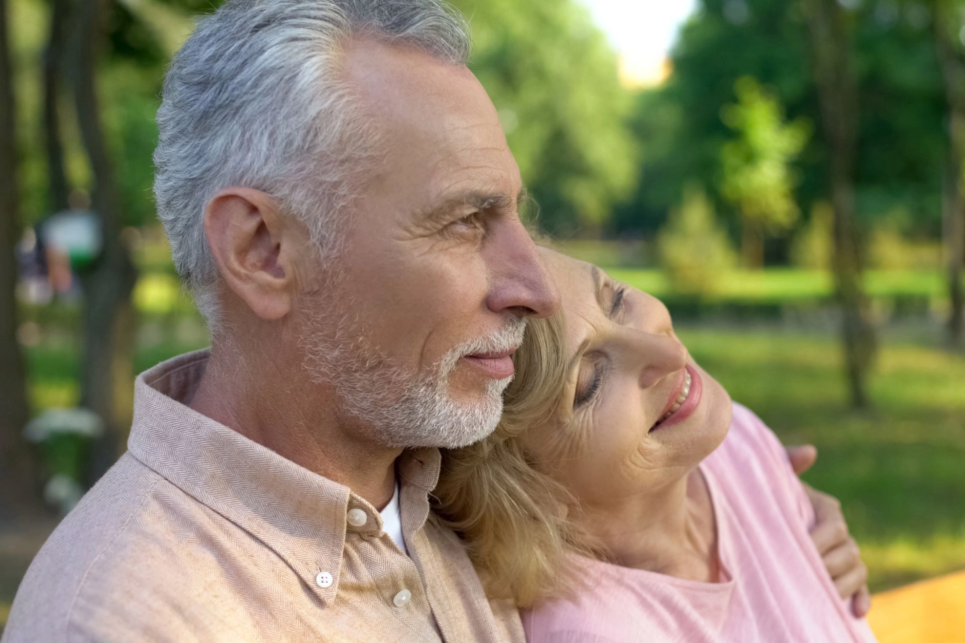 älteres Paar genießt seine freie Zeit in der Natur
