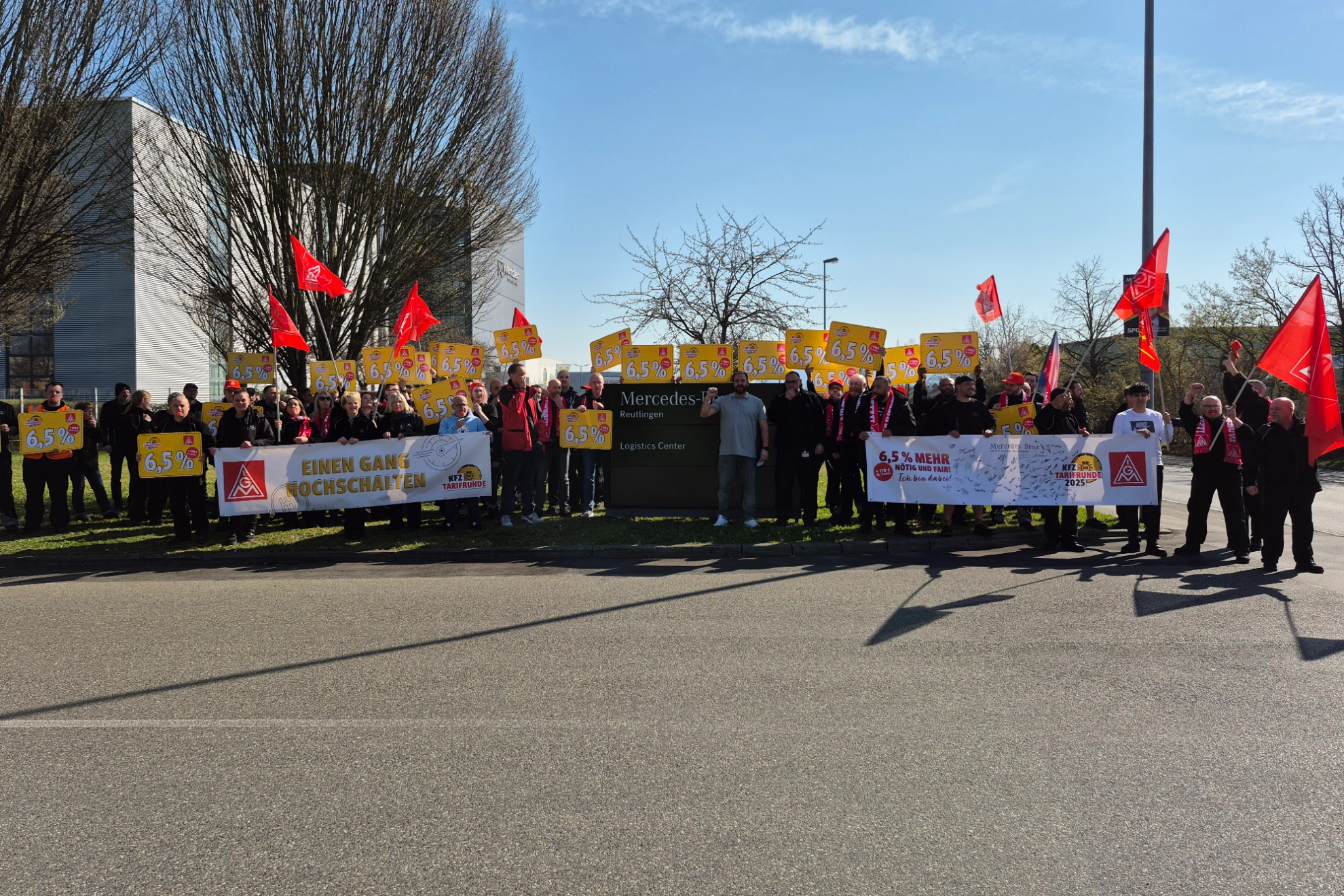 Warnstreik der Beschäftigten des Mercedes-Benz Logistik-Centers in Reutlingen im April 2025