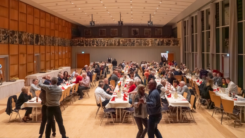 Die diesjährige Jubilarfeier am 31. Oktober war ein voller Erfolg. Das Catering überzeugte mit einer hervorragenden Auswahl an Speisen und Getränken und trug maßgeblich zur festlichen Stimmung bei. Mit abwechslungsreicher und mitreißender Tanzmusik  wurde das Publikum begeistert. <br/>Ein besonderer Höhepunkt des Abends war die Ehrung der Jubilare. Die Geschäftsführung Claudia Hülsken und Kai Lamparter führten diese mit viel Wertschätzung und persönlichen Worten durch und verliehen der Veranstaltung damit einen besonders würdigen Rahmen.<br/>Insgesamt blicken alle Beteiligten auf eine sehr gelungene und stimmungsvolle Feier zurück.<br/>
